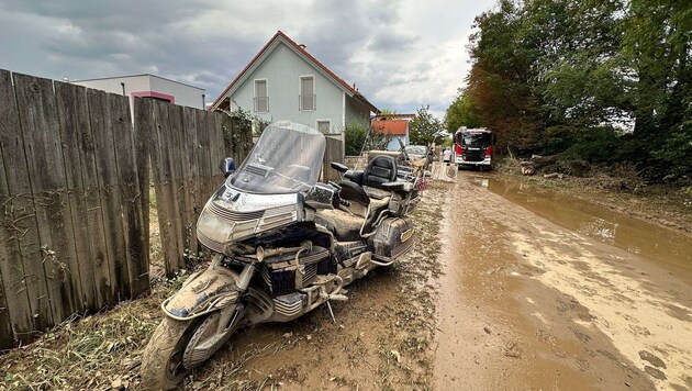 Since Friday, the emergency services have been working at full speed to clear the devastation caused by the storms. (Bild: APA/DOKU-N)