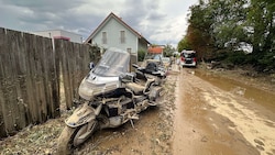 Seit Freitag arbeiten die Einsatzkräfte auf Hochtouren, um die Verwüstungen der Unwetter zu beseitigen.  (Bild: APA/DOKU-N)