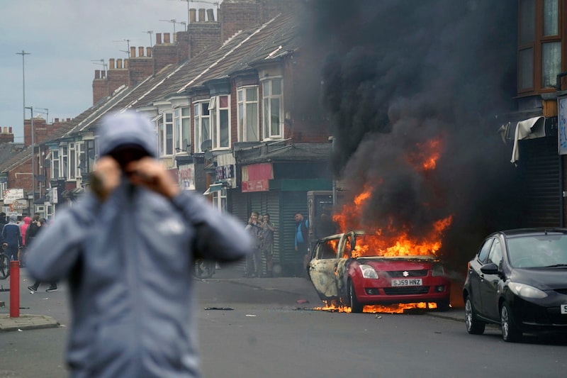 Im ganzen Land kam es zu schweren Ausschreitungen. (Bild: AP/Owen Humphreys)