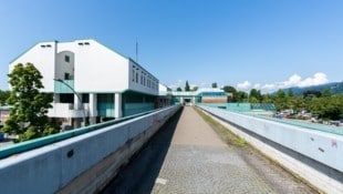 Die Fußgängerbrücke zum Bahnhof Bregenz. 