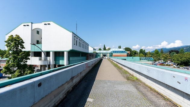 Die Fußgängerbrücke zum Bahnhof Bregenz.