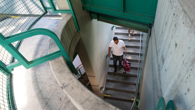 Aufgrund defekter Rolltreppen müssen am Bregenzer Bahnhof die Bahnfahrer das desolate Treppenhaus nutzen.  (Bild: Stiplovsek Dietmar)