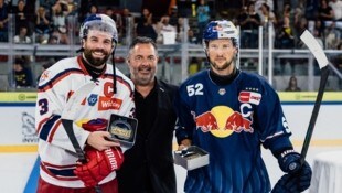 Lachte nach Eisbullen-Duell am besten: Peter Schneider mit RB-Eishockeydirektor Christian Winkler und Münchens Patrick Hager (v. li.). (Bild: Gintare Karpaviciute - EC Red Bull Salzburg)