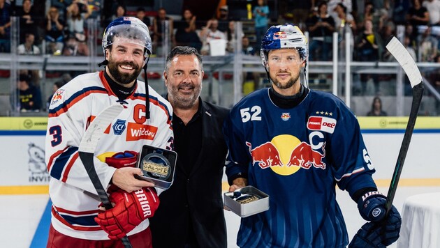 Lachte nach Eisbullen-Duell am besten: Peter Schneider mit RB-Eishockeydirektor Christian Winkler und Münchens Patrick Hager (v. li.). (Bild: Gintare Karpaviciute - EC Red Bull Salzburg)