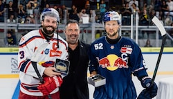 Lachte nach Eisbullen-Duell am besten: Peter Schneider mit RB-Eishockeydirektor Christian Winkler und Münchens Patrick Hager (v. li.). (Bild: Gintare Karpaviciute - EC Red Bull Salzburg)