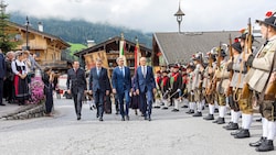 LH Maurizio Fugatti , LH Arno Kompatscher und LH Anton Mattle (v. li.) bei der Eröffnung des Forums. (Bild: Land Tirol/Sedlak)