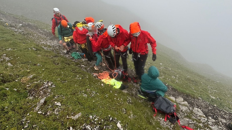 The mountain rescuers provided the hypothermic alpinists with warm blankets. (Bild: Bergrettung Innsbruck, Krone KREATIV)