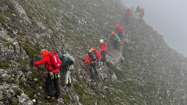 The mountain rescuers laboriously fought their way with the Americans up the Nordkette to the Seegrube. (Bild: Bergrettung Innsbruck)