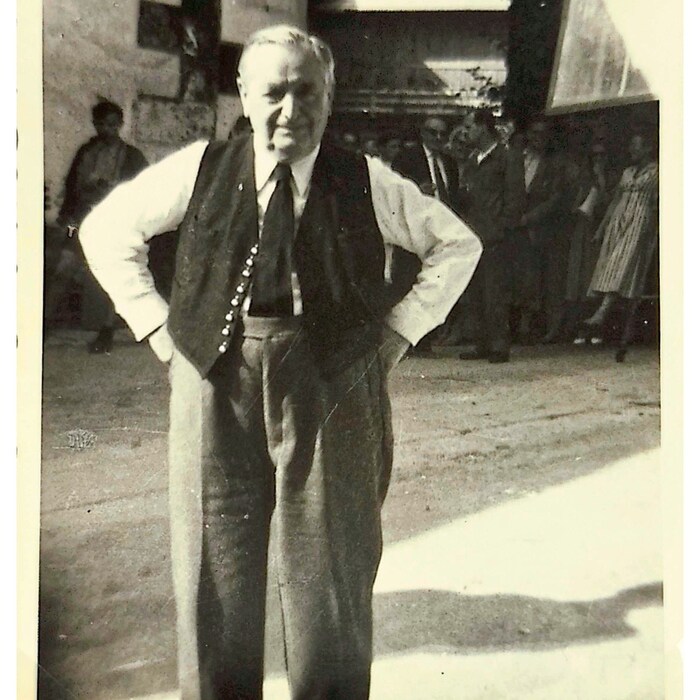 Hans Moser lässt sich vom elfjährigen Tiroler gerne vor der Filmkulisse des Gasthofes Stern fotografieren. 