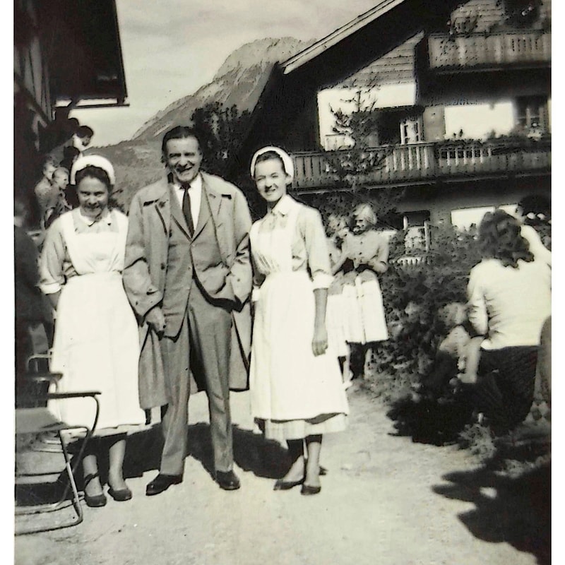 Griesser's mother and sister acted as extras in the movie. Seen here with actor Willi Fritsch. (Bild: zVg)