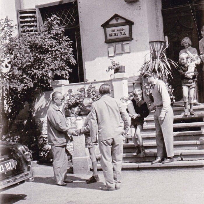 Großer Bahnhof für Heinz Rühmann im Oetz. Er spielte bei dem Film nicht mit, aber seine Frau Hertha Feiler. Rühmanns Besuch wurde groß zelebriert. 