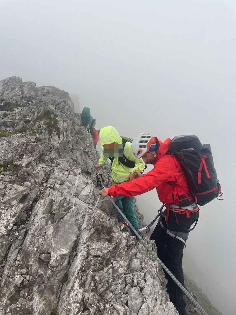 The Americans first had to be brought to the Long Saddle via the very last section of the via ferrata. (Bild: Bergrettung Innsbruck, Krone KREATIV)