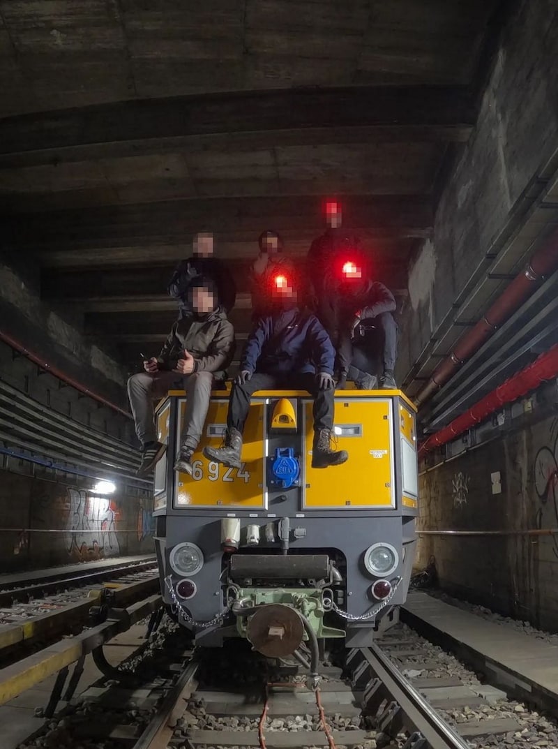 Auch die aktuelle U2xU5-Baustelle war nicht sicher vor dem U-Bahn-Surfer. Gemeinsam mit anderen Jugendlichen konnte er sich zu dem stark gesicherten Bereich Zutritt verschaffen. (Bild: Instagram)