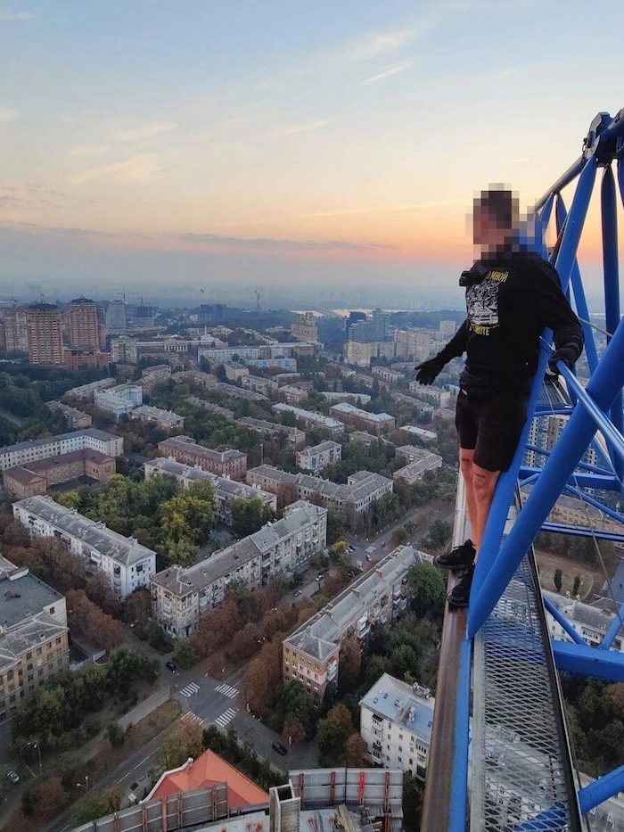 In seiner Heimat ist der 22-jährige auch schon auf den höchsten Kran von Kiew, der Hauptstadt der Ukraine, geklettert.