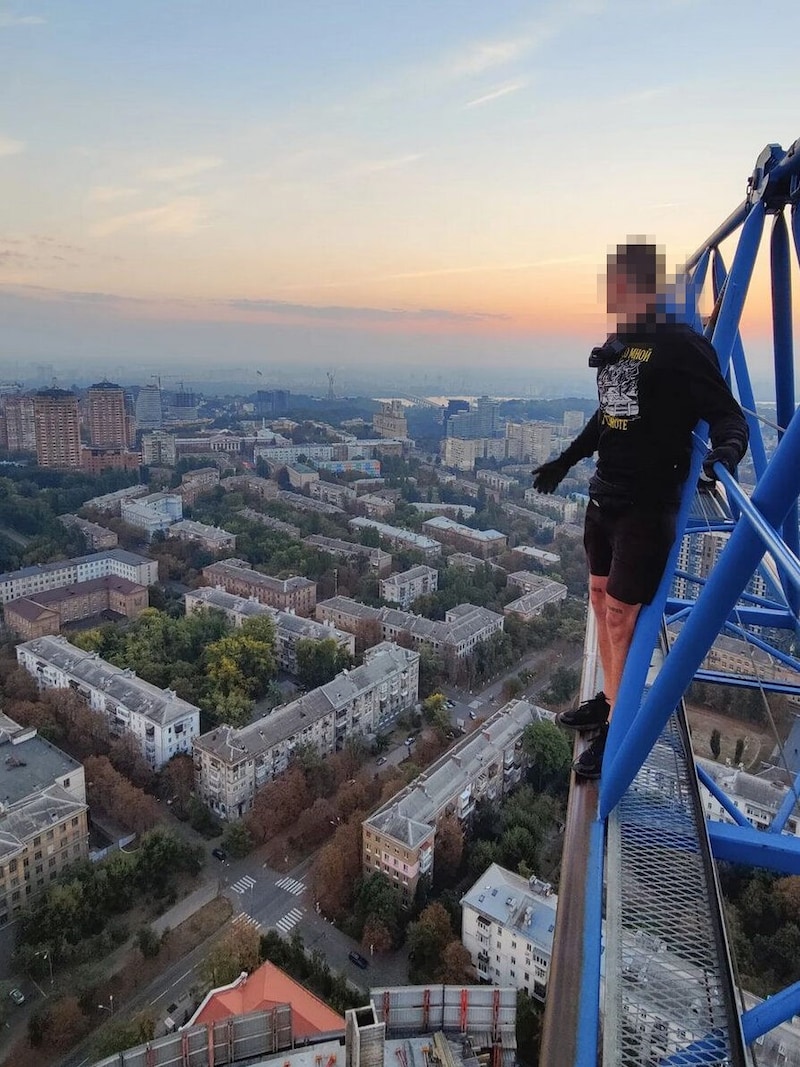 In seiner Heimat ist der 22-jährige auch schon auf den höchsten Kran von Kiew, der Hauptstadt der Ukraine, geklettert. (Bild: Instagram)