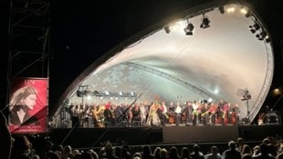 Große Operngala mit Verdis „Maskenball“ in der Tennisarena von Båstad in Südschweden  (Bild: Stefan Musil)