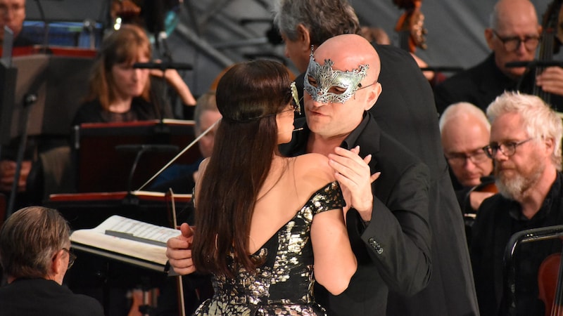 Forbidden love behind masks: Gustavo (Michael Fabiano) and his beloved Amelia (Joyce El-Khoury). (Bild: HOVENÄS FOTO )