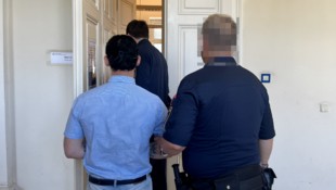 Der 24-jährige Rumäne wird aus der U-Haft zu seinem Prozess vorgeführt.