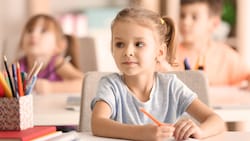 Den Stift richtig zu halten, ist nur eine der Herausforderungen, die Kinder ab der 1. Klasse kennen müssen. (Bild: stock.adobe.com/africa-studio.com (Olga Yastremska and Leonid Yastremskiy))