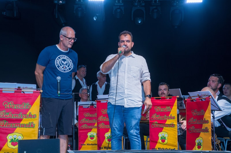 Sonntag Abend standen Michael Pimiskern und Bürgermeister Kilian Brandstätter zum letzten Mal auf der Volksfest-Bühne. Brandstätter lud dabei traditionell alle Anwesenden zum Volksfest 2025 ein.  (Bild: Charlotte Titz)