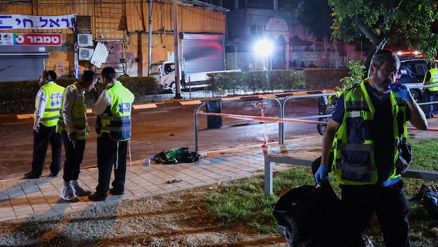 Emergency services after an explosion in Tel Aviv (Bild: AFP/Jack Guez)