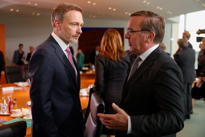 Zwischen Finanzminister Christian Lindner (FDP) und Verteidigungsminister Boris Pistorius (SPÖ) ...