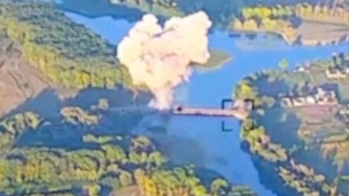 Die ukrainische Armee veröffentlichte am Sonntag dieses Bild einer zerstörten Brücke über den ...