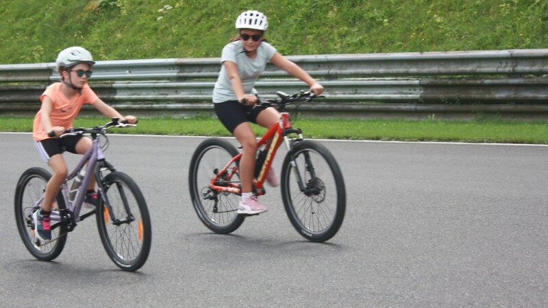 Young and old alike pedaled diligently. (Bild: ICO)