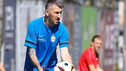 Das runde Leder lässt Hallwang-Trainer Damir Borozni einfach nicht los.