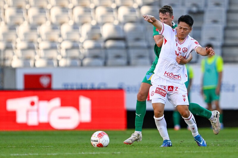 The Japanese player never gave up and fought for his GAK shirt. (Bild: GEPA pictures)