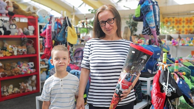 Alena Pecker shops for school supplies at carla with her son Michael, who will have his first day of school in September. (Bild: Bartel Gerhard/Gerhard Bartel)