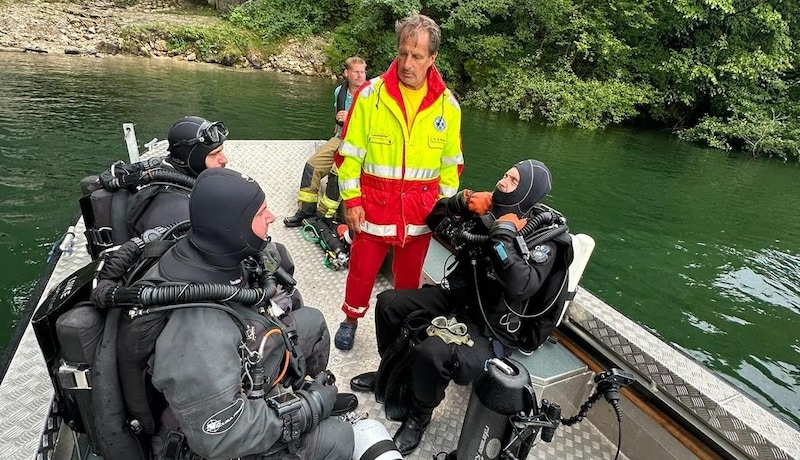 Tieftauchexperten der Wasserrettung unterstützten die Feuerwehrleute bei der Bergung (Bild: Wasserrettung OÖ)