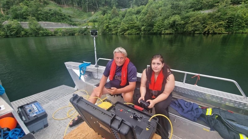 Am Monitor verfolgten die Feuerwehrleute die Tauchfahrt der Unterwasserdrohne und sichteten dabei den Vermissten. (Bild: AFK Mondsee)