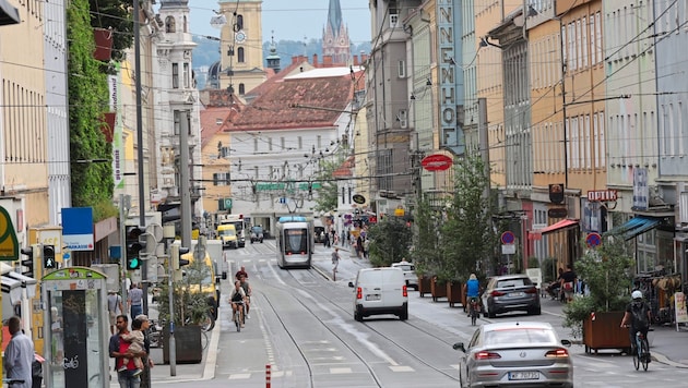 Die Grazer Annenstraße war einmal eine florierende Einkaufsstraße – von diesen glanzvollen Zeiten ist heute wenig übrig (Bild: Jauschowetz Christian)