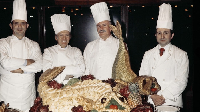 Meisterköche der französischen Küche unter sich: Paul Bocuse, Konditor Gaston Lenotre, Roger ...