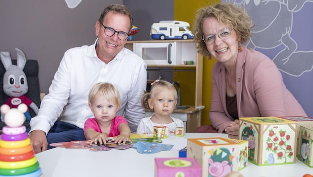 Szyszkowitz and Teschl-Hofmeister with Fiona and Valentina (Bild: Daniela Matejschek)