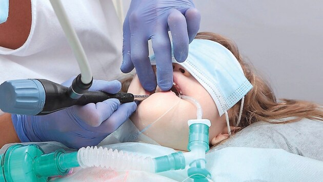 A dental operation (symbolic image) ended fatally for four-year-old Emilia. (Bild: stock.adobe.com/Alla - stock.adobe.com)