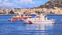 Italiens Küstenwache vor Palermo (Bild: AP/Italian Coast Guard)