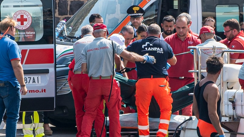 Einsatzkräfte an Land (Bild: AP/Lucio Ganci)