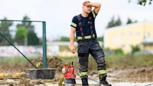 Dieses Bild sagt mehr als tausend Worte – die Einsatzkräfte in Hollabrunn kämpften bis zur Erschöpfung gegen Wasser und Schlamm. (Bild: APA/MAX SLOVENCIK / APA / picturedesk.com)