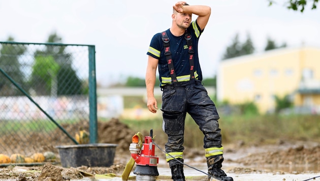 This picture says more than a thousand words - the emergency services in Hollabrunn battled water and mud to the point of exhaustion. (Bild: APA/MAX SLOVENCIK / APA / picturedesk.com)