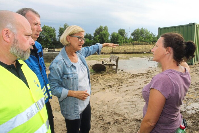 Landeshauptfrau Johanna Mikl-Leitner im Gespräch mit Unwetter-Opfern