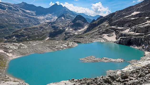 Das Eis der Stubacher Sonnblickkees hat in den vergangenen zwanzig Jahren einen stattlichen See geformt – Insel inklusive.  (Bild: Roland Hölzl/Roland Hoelzl)