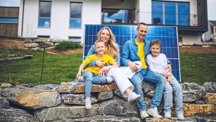 Mit den gesparten Energiekosten können Familien in eine nachhaltige Zukunft investieren.