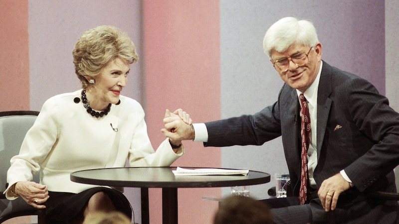 Phil Donahue with Nancy Reagan in 1989 (Bild: AP)