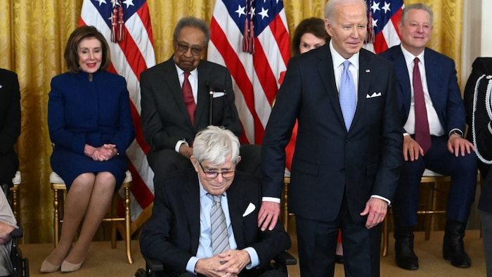 Noch im Mai 2023 hatte US-Präsident Joe Biden Phil Donahue mit der Presidential Medal of ...
