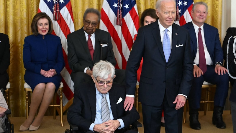 Noch im Mai 2023 hatte US-Präsident Joe Biden Phil Donahue mit der Presidential Medal of Freedom, der höchsten Ehrungen für Zivilisten in den USA, ausgezeichnet. (Bild: AFP)