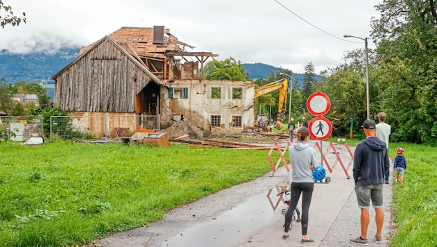 Die Abrissarbeiten am Gebäude in Salzburg-Gneis begannen am Montag. (Bild: zVg)