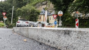 Die Reichenhaller Straße bekommt neue Randsteine. Der Granit hierfür stammt aus China.   (Bild: Tschepp Markus)