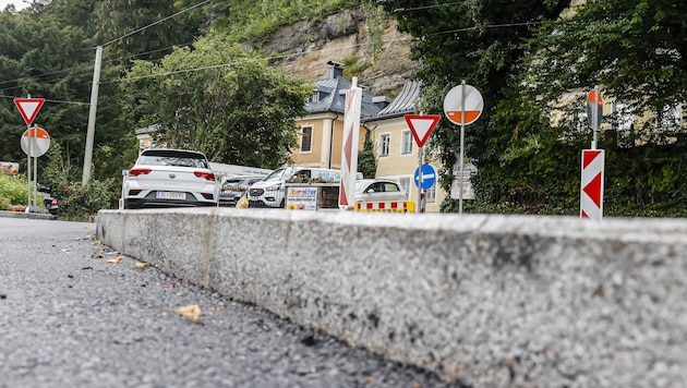 Die Reichenhaller Straße bekommt neue Randsteine. Der Granit hierfür stammt aus China.   (Bild: Tschepp Markus)